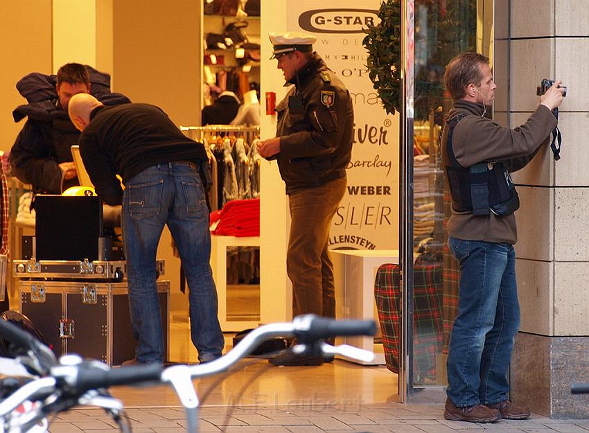 Herrenlose Einkaufstuete gesprengt Koeln Schildergasse P306.JPG